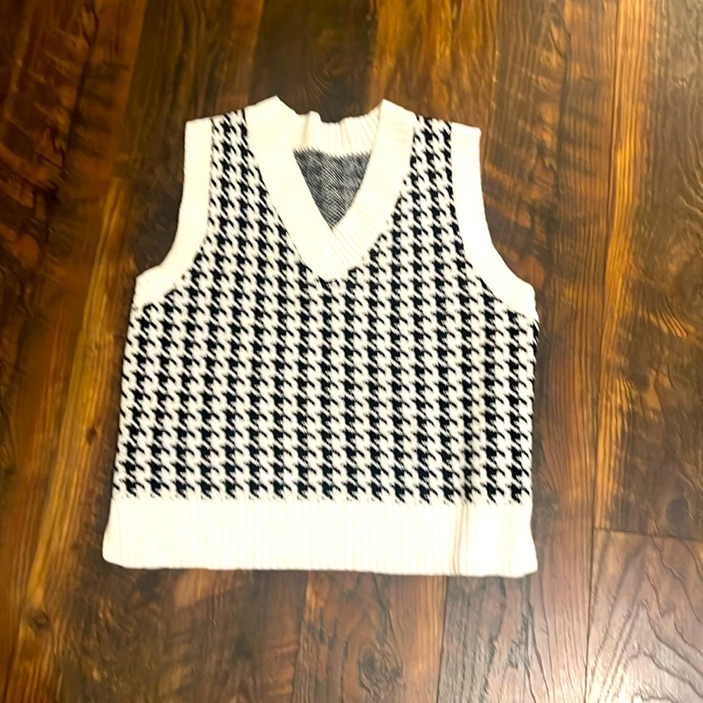 Verdusa black and white plaid sweater vest size small. Oversized fit. Wore once!